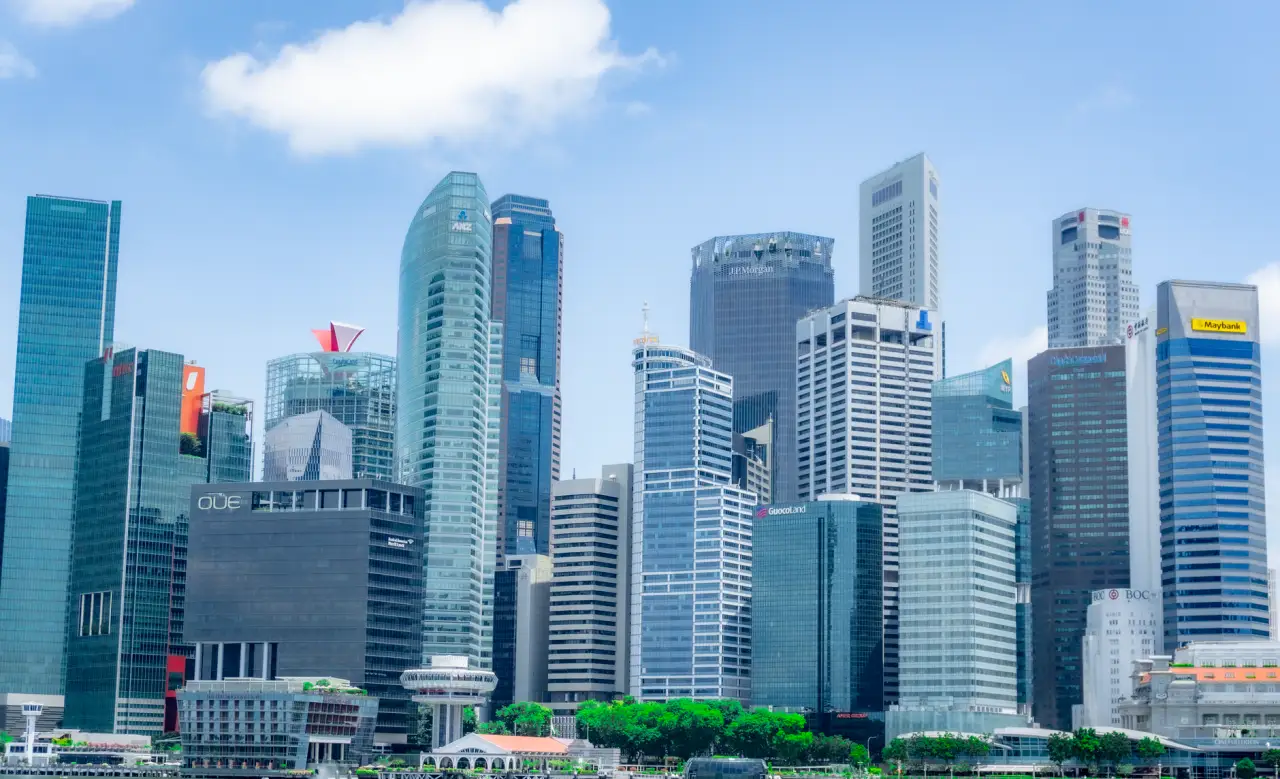 建筑工地如何通过塔吊与施工电梯租赁保障工程进度