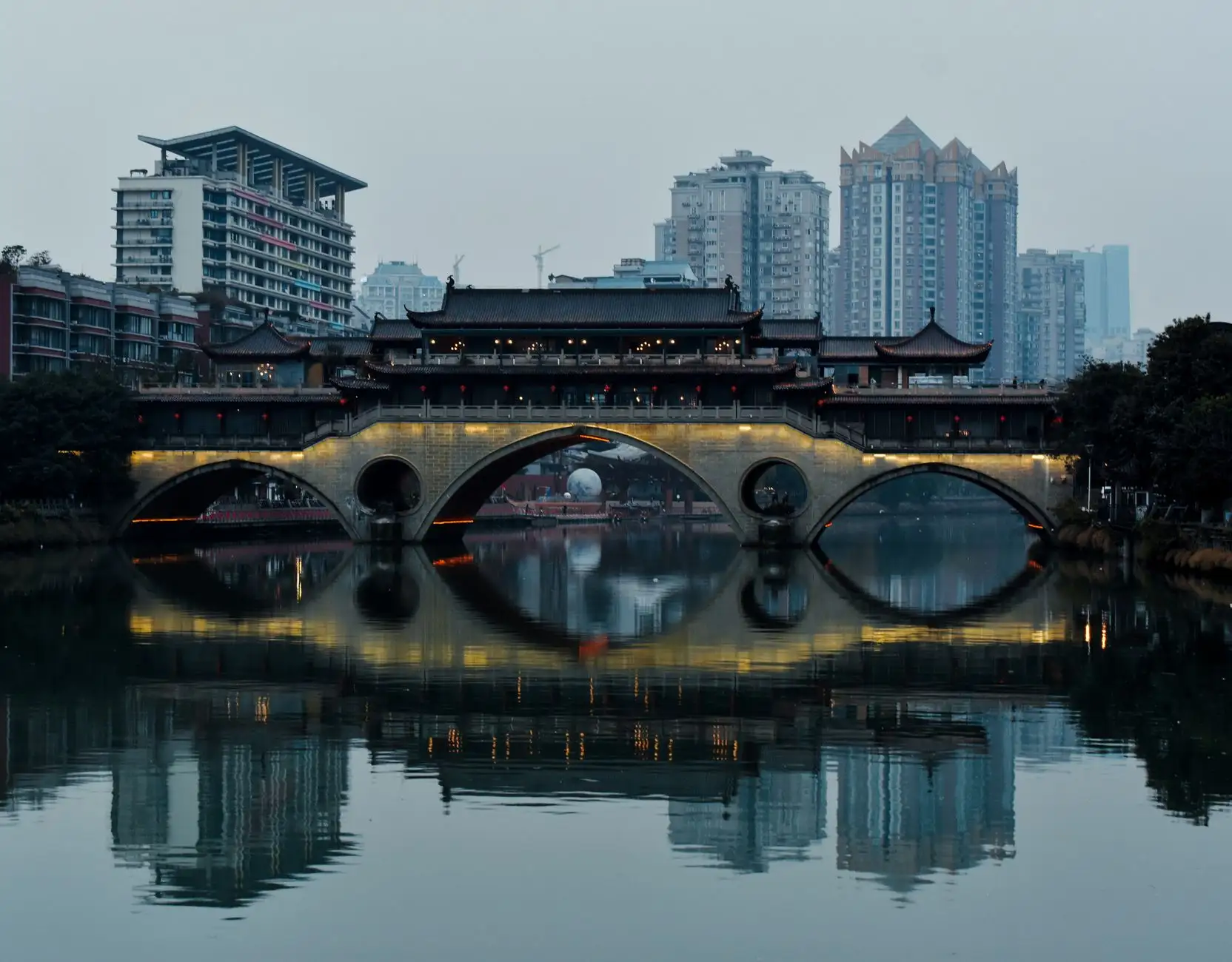 挖掘机与装载机在西南地区施工中的设备搭配与效率对比