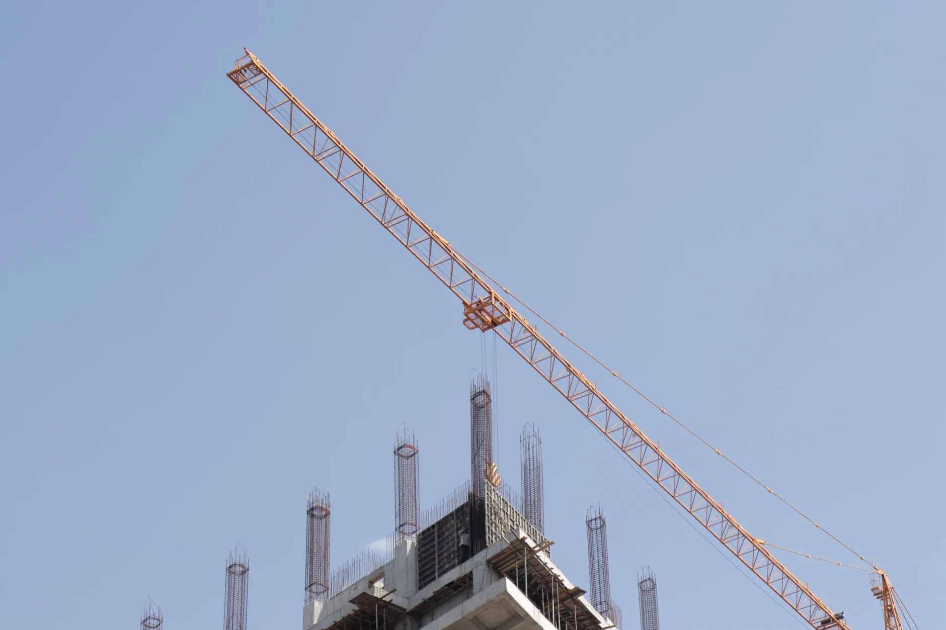 重庆恒凡达塔吊租赁选型指南：覆盖高层建筑与桥梁施工场景正文配图 1