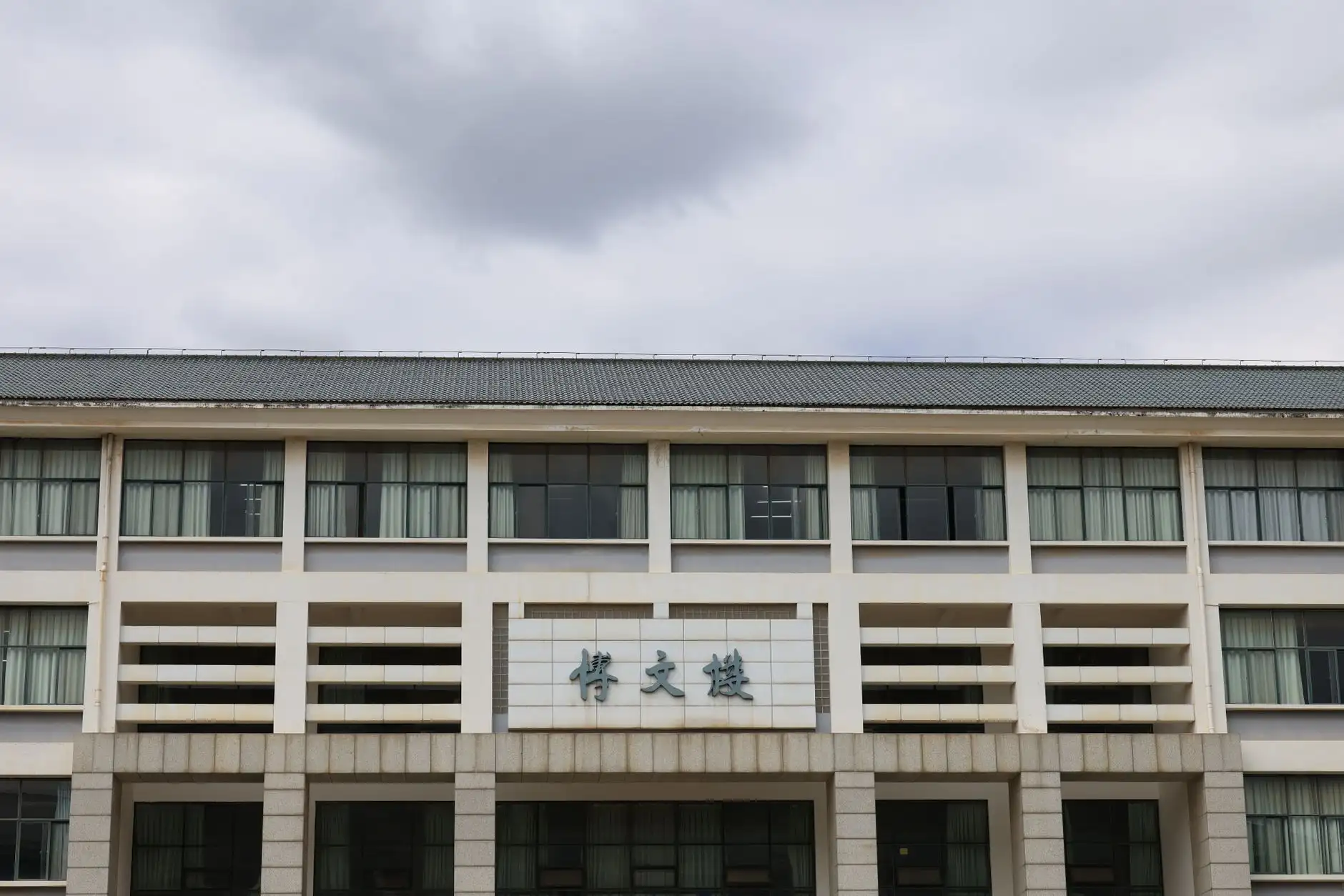 重庆建筑施工中塔吊与施工电梯租赁的选型要点解析
