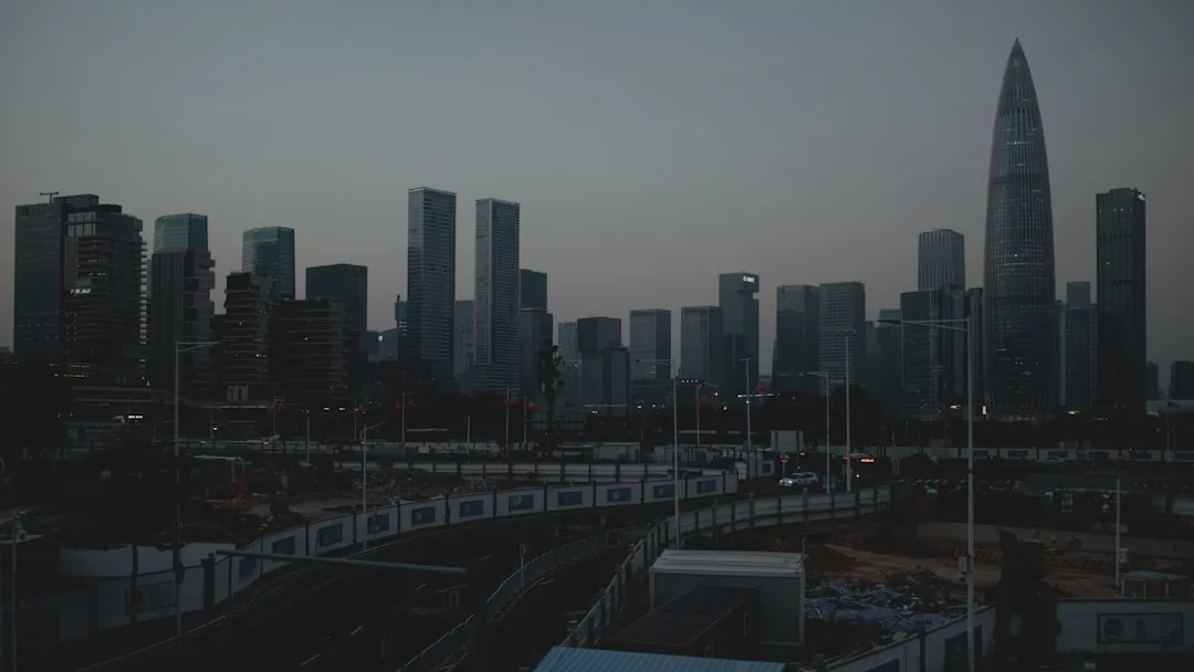 重庆地区塔吊选型要点与租赁参数对比分析