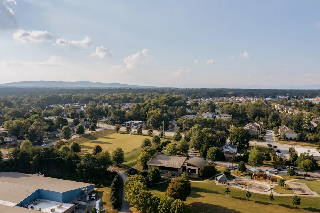 重庆恒凡达塔吊与施工电梯租赁选型对比及技术要点解析