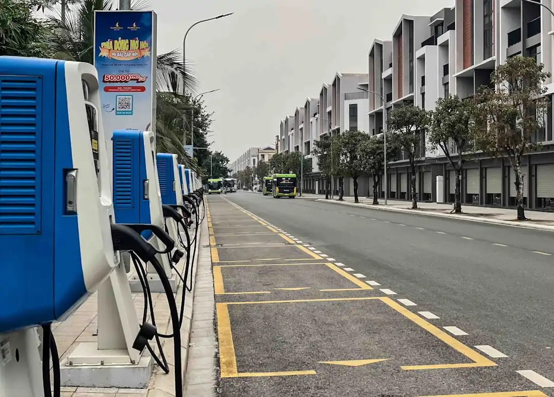 重庆恒凡达建筑机械租赁：塔吊与施工电梯的型号选择与应用分析
