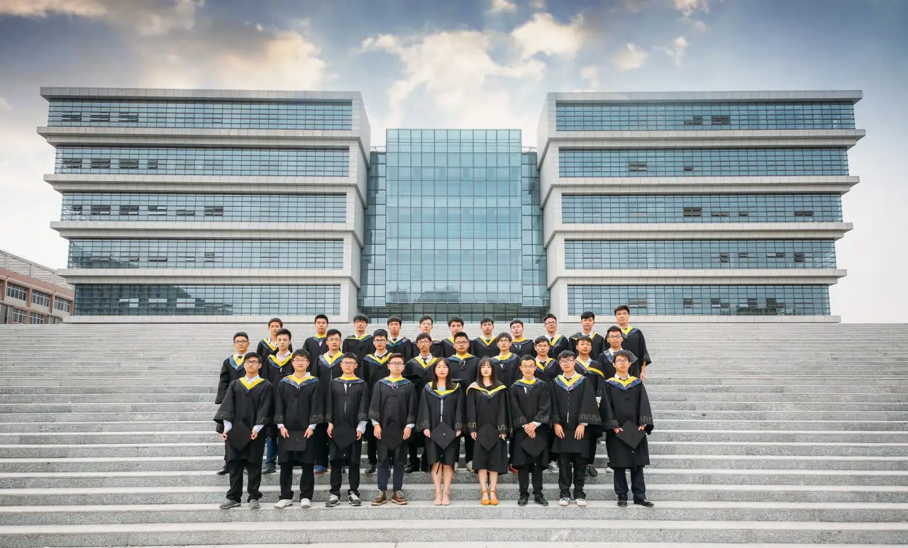 重庆地区建筑机械租赁市场现状与塔吊设备选型要点分析