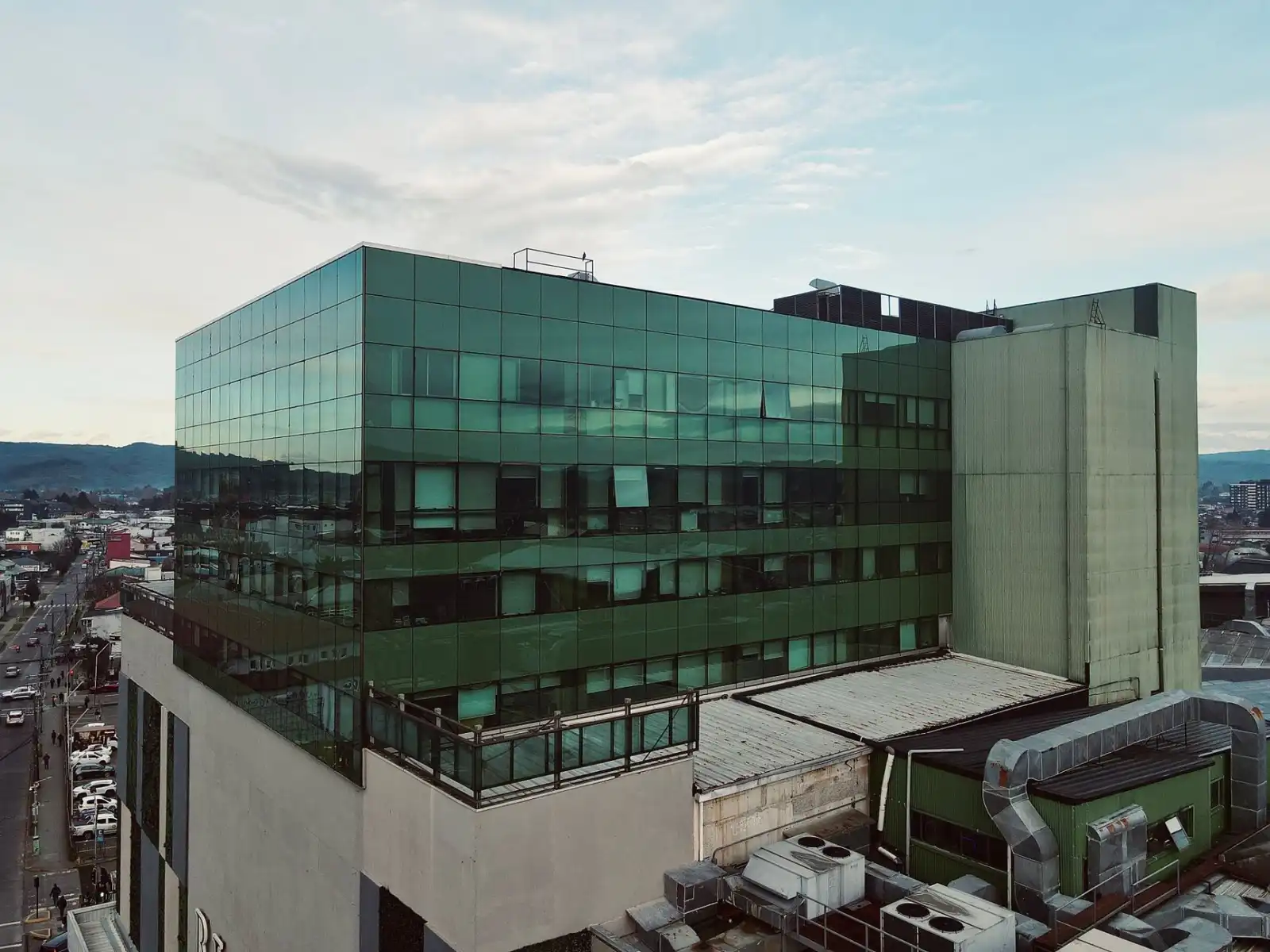 施工电梯与塔吊在高层建筑施工中的协同应用方案