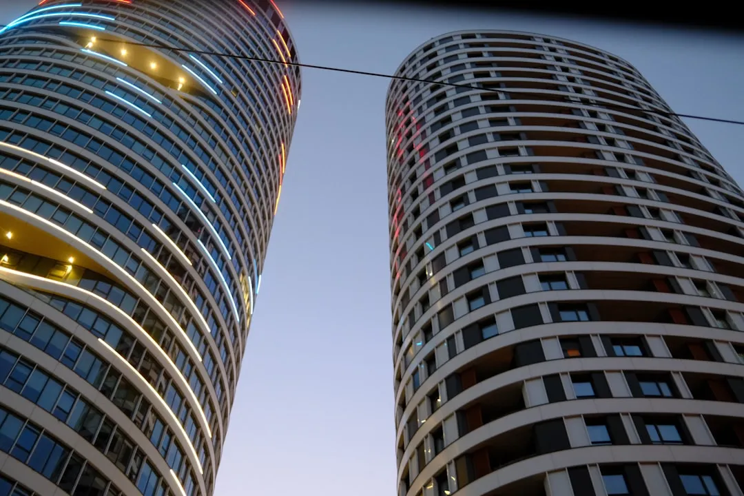 恒凡达塔吊租赁服务在西南地区高层建筑施工中的应用方案