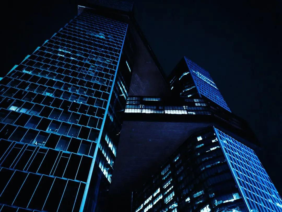 西南地区建筑工程中塔吊与施工电梯租赁选型对比分析